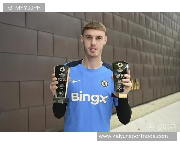 帕尔默荣获PFA年度最佳球员奖杯照片曝光引发热议 帕尔默荣获PFA年度最佳球员奖杯照片曝光引发热议