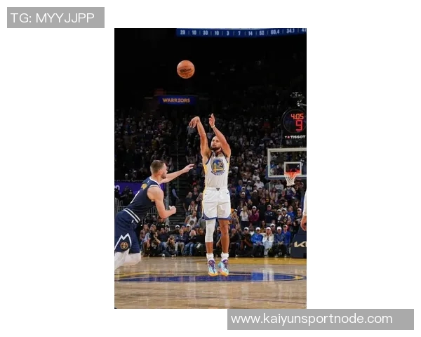 库里第二节神勇表现连中五记三分球展现超强实力引爆全场气氛