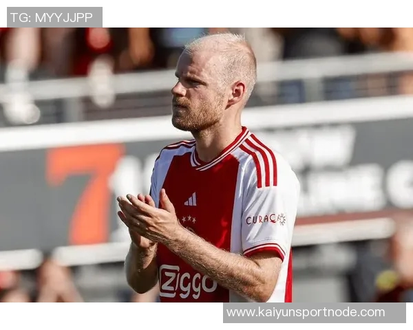 阿贾克斯中场克拉森庆祝进球时意外受伤队友撞击引发关注