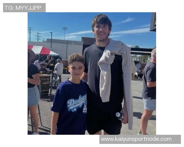 詹姆斯户外活动与三位美女合影俏皮吐舌嫂子知道吗